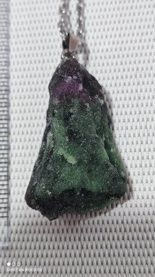 Colgante Rubí Zoisita con cadena aleación.