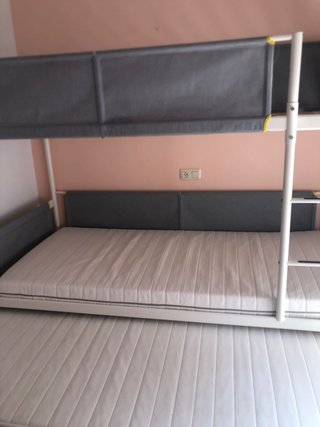 Litera IKEA con cama adicional gris/blanco