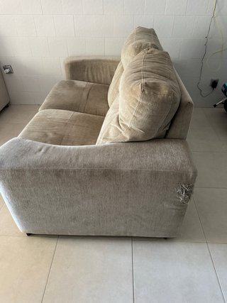 Sofá de tela beige