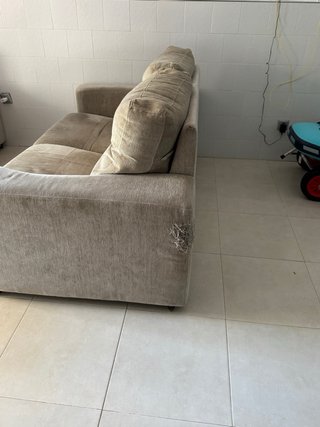 Sofá de tela beige