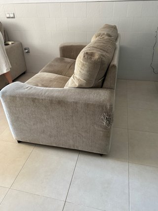 Sofá de tela beige