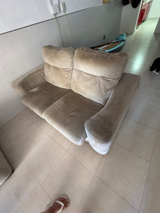 Sofá de tela beige