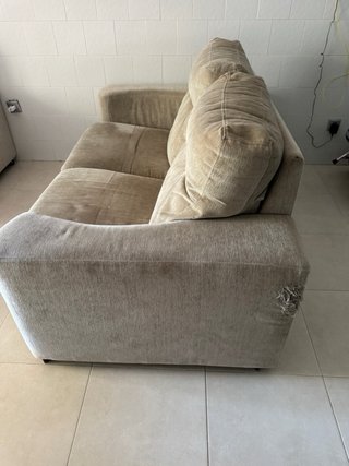 Sofá de tela beige
