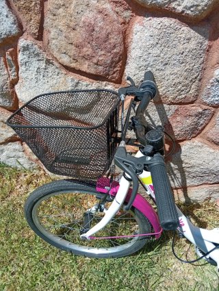 Bicicleta infantil blanca y rosa