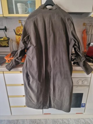 Trench coat marrone e rosso