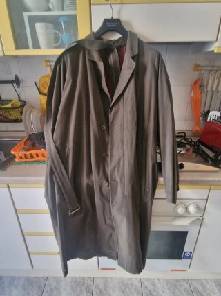 Trench coat marrone e rosso