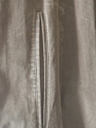 Trench coat marrone e rosso