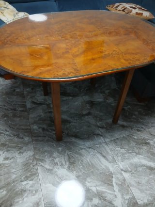 Mesa de comedor con cristal y faldilla