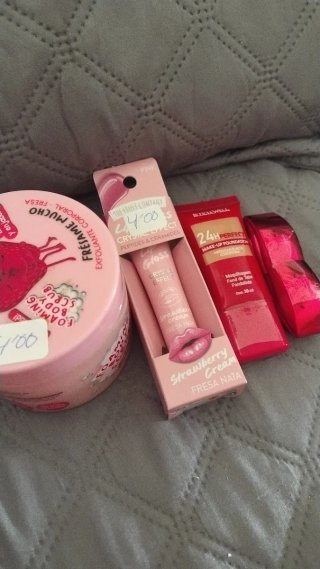 Lote 4 productos belleza: Gloss, Base, Body Scrub