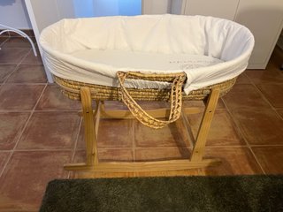 Moisés de mimbre con soporte
