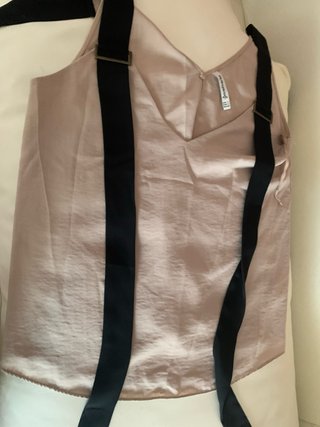 Blusa beige con tirantes negros