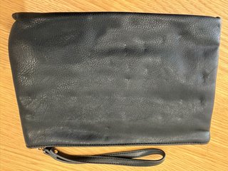 Cartera de mano negra y tachuelas doradas. Sfera
