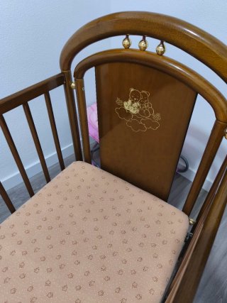 Cuna de madera con ositos