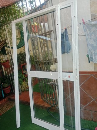 Puerta aluminio blanco