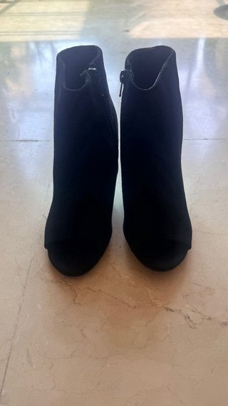Botas cortas negras.