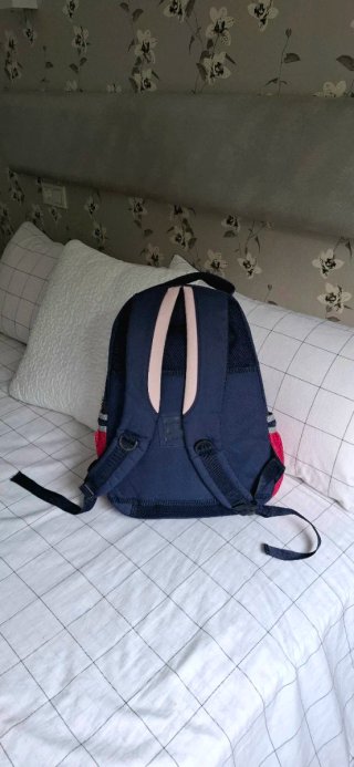 Mochila escolar rosa y azul marino en buen estado
