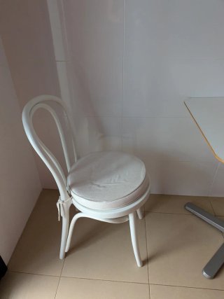 Silla blanca de madera y plástico