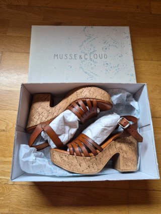 Sandalias tacón cuña marrón Talla 36