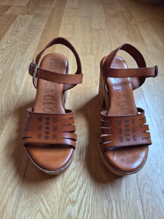 Sandalias tacón cuña marrón Talla 36