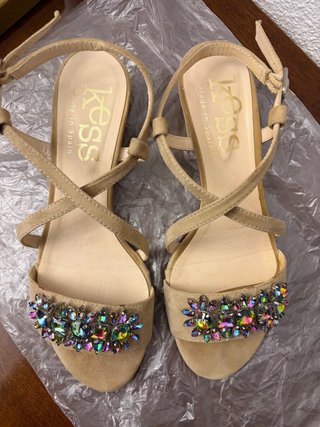 Sandalias Kess tacón bajo pedrería