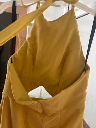 Vestido largo amarillo con escote halter