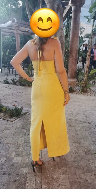 Vestido largo amarillo con escote halter