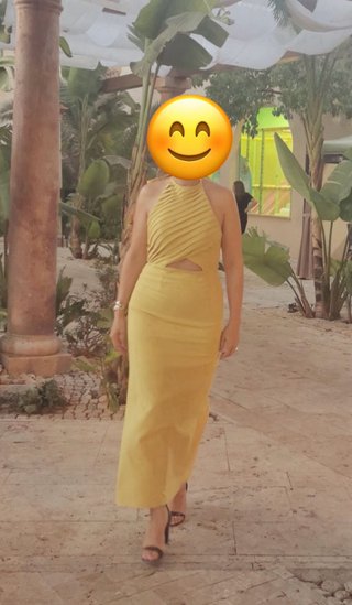 Vestido largo amarillo con escote halter