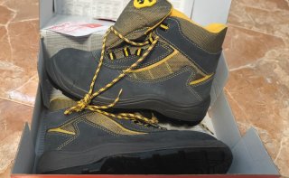 Botas de trabajo negras y amarillas