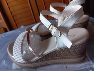 Sandalias cuña blancas y doradas.