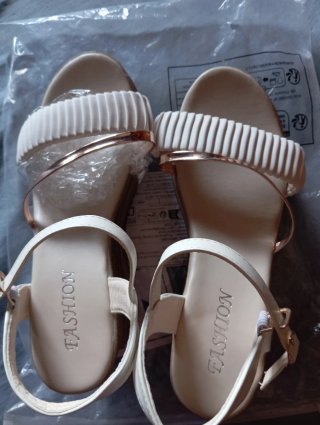 Sandalias cuña blancas y doradas.