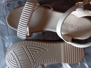 Sandalias cuña blancas y doradas.