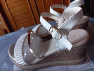 Sandalias cuña blancas y doradas.