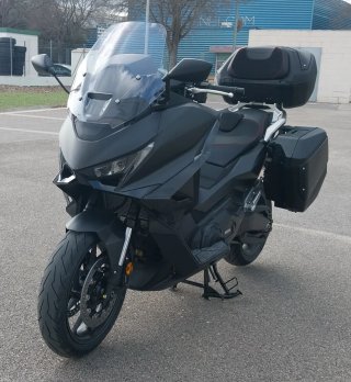 Honda Maxi Scooter Negra con Maletas