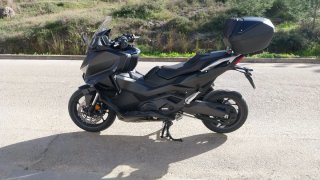 Honda Maxi Scooter Negra con Maletas