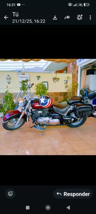 Moto Cruiser Negra y Roja