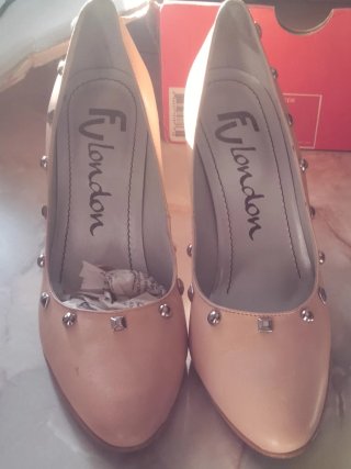 Zapatos tacón medio beige tachuelas