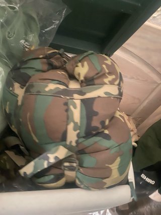 Ropa militar camuflaje beige y verde