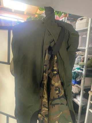 Ropa militar camuflaje beige y verde