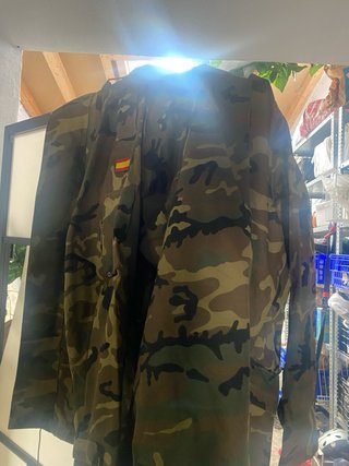 Ropa militar camuflaje beige y verde