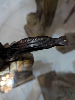 Pipa decorativa de madera tallada