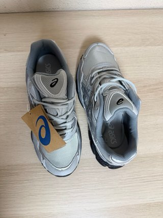 Zapatillas Asics plateadas y negras