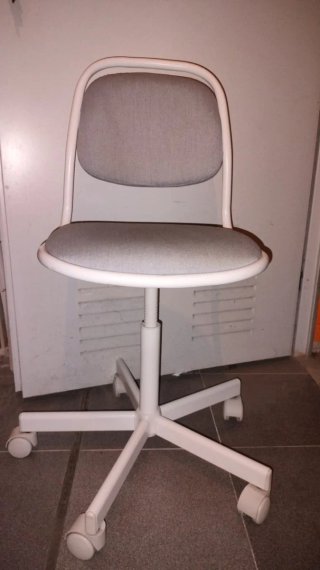 Silla infantil orgánica gris y blanca