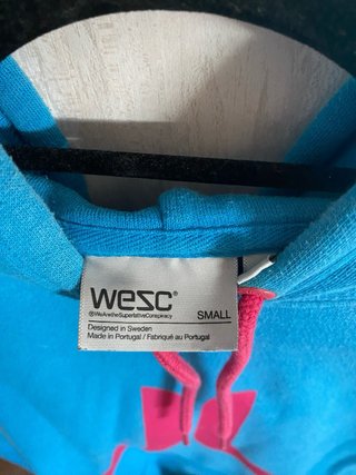 Sudadera WESC azul y rosa