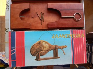 Jamonera de madera con accesorios