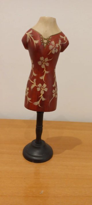 Busto de madera decorado
