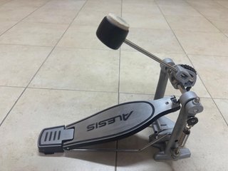 Pedal bombo Alesis