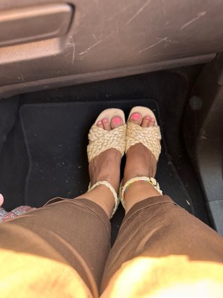 Sandalias de cuña beige de rafia