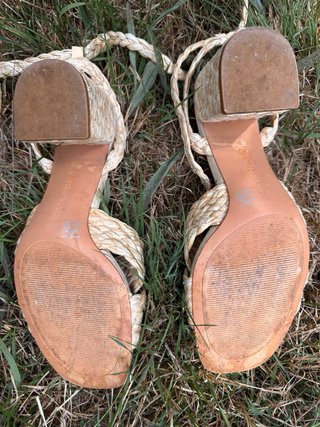 Sandalias de cuña beige de rafia