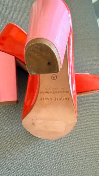 Zapatos de tacón rojos y rosas