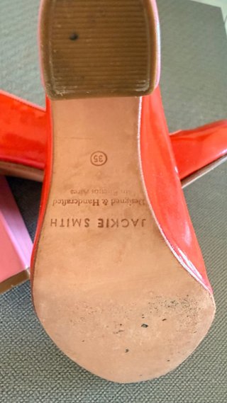Zapatos de tacón rojos y rosas